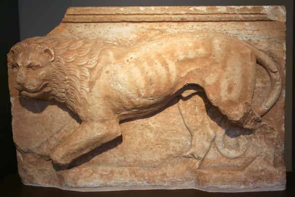 Brauron_-_Marble_Slab_with_a_Lion
